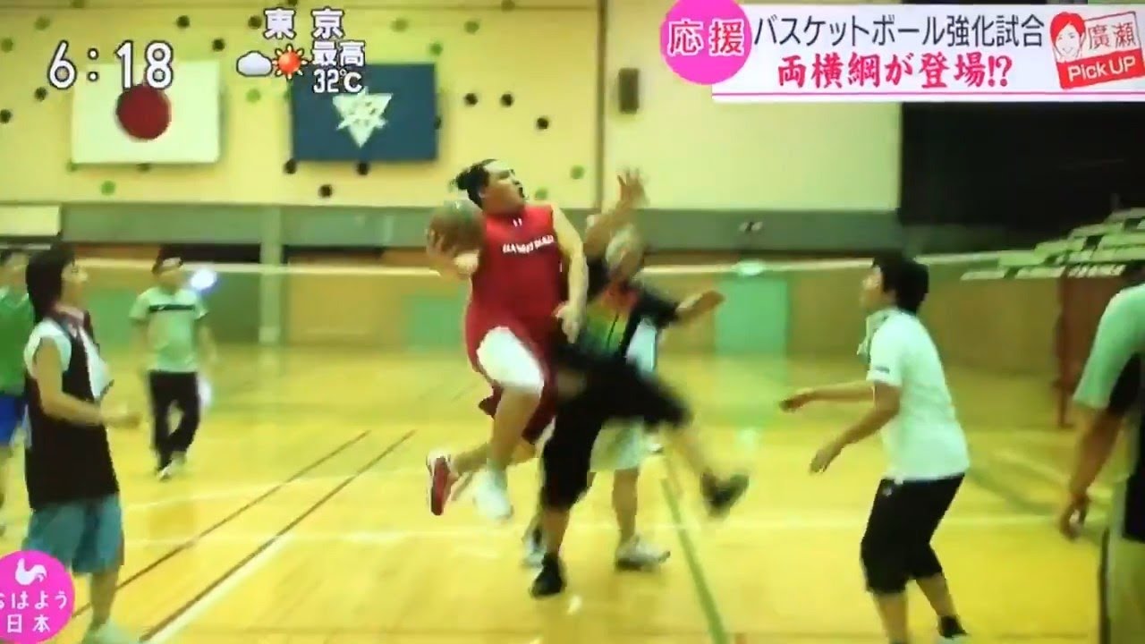 Yokozuna Kakuryu playing basketball