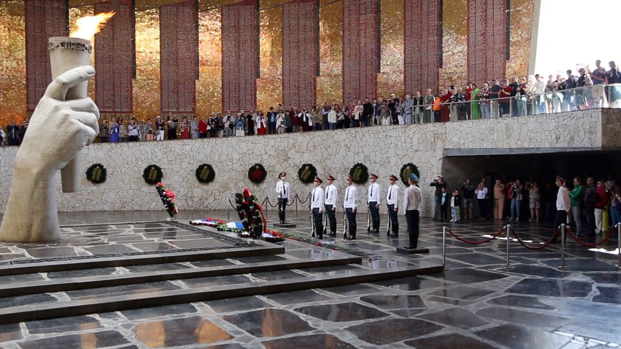 Волгоград: Смена караула/Volgograd: Changing of Honor Guard