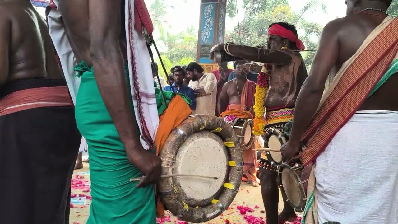 தம்மத்துகோணம் முத்தாரம்மன் கோவில் முளைப்பாரி ஊர்வலம் செல்லும் போது சுடலைமாடன் கோயிலில் சாமி ஆடியது 