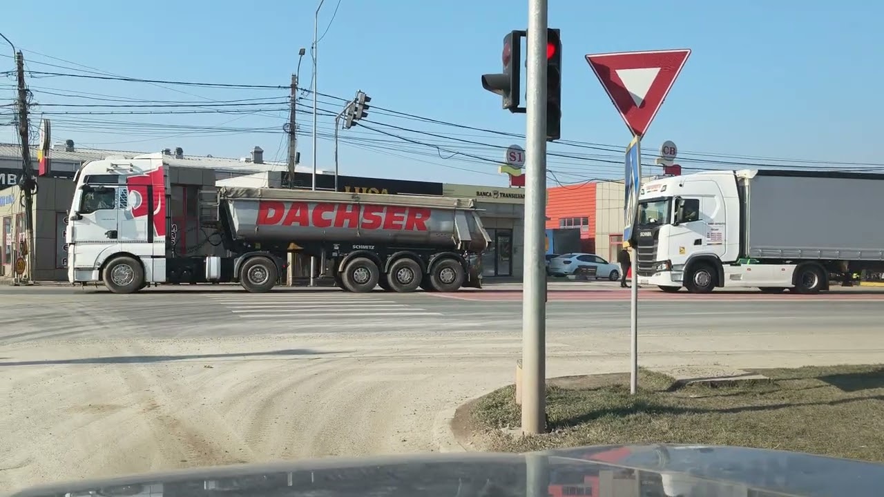 Autocamioane de mare tonaj traversează intersectia