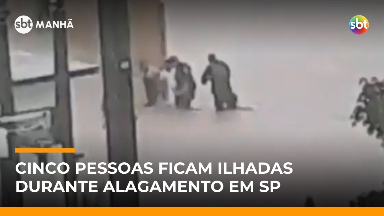 SP: Família com três crianças é resgatada após carro ser arrastado por enxurrada | #SBTManhã
