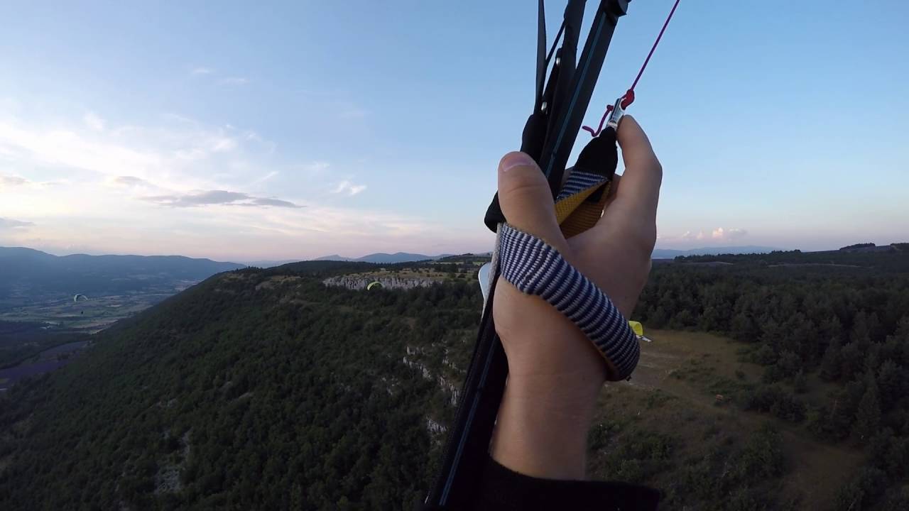 Soaring au dessus des lavandes avec les couleurs du soir - Parapente
