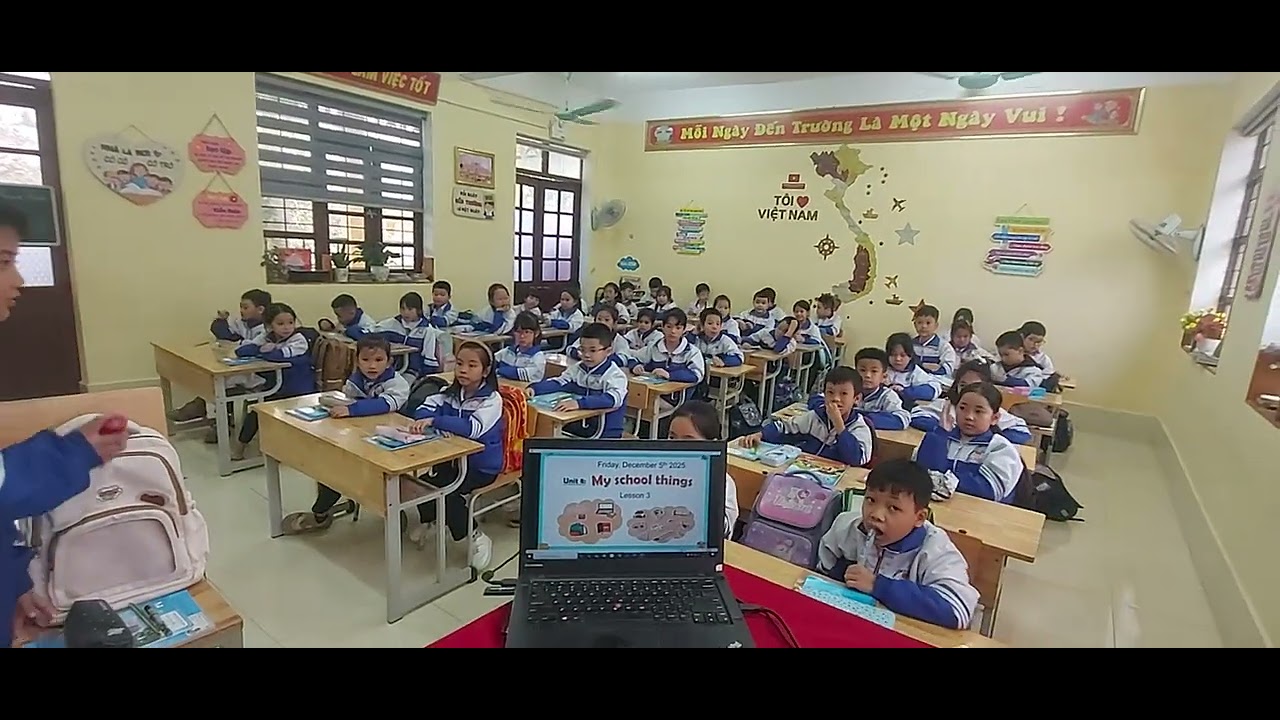 Bạn Lộc lớp trưởng lớp 3G trường TH Ba Đình lên ôn lại từ vựng và các mẫu câu về đồ dùng học tập