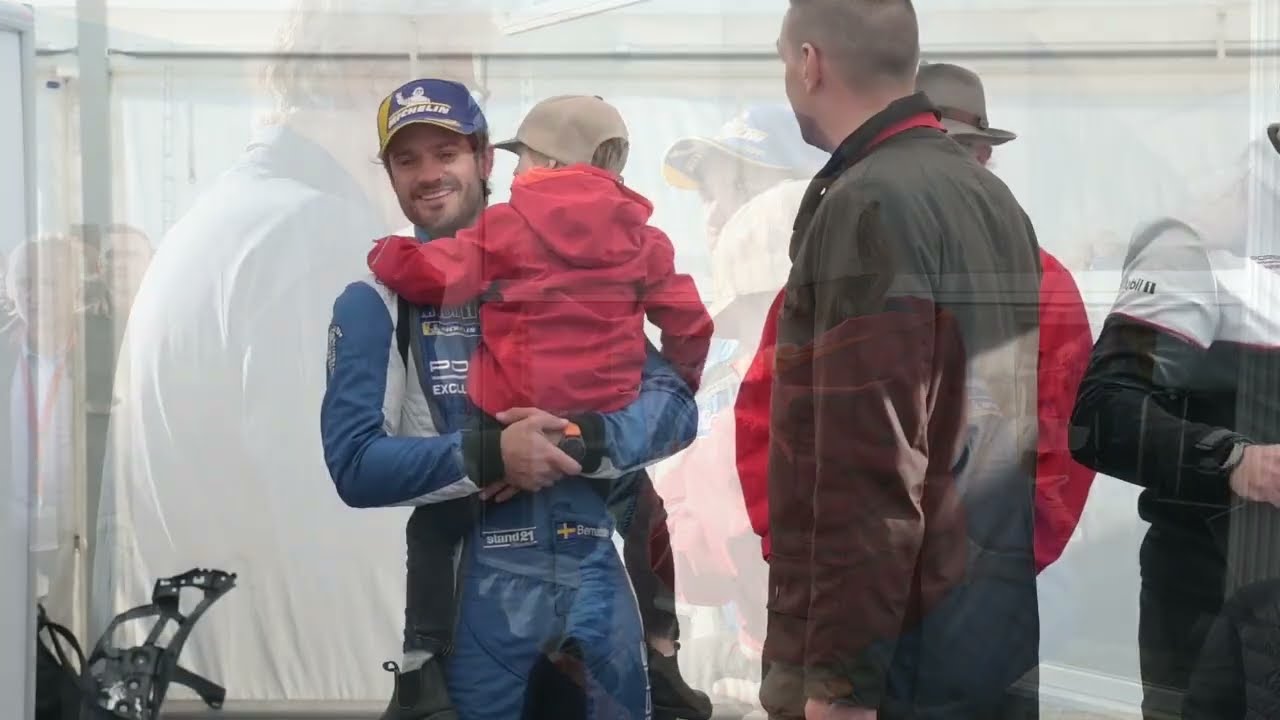 See when Prince Carl Philip is sprayed with champagne