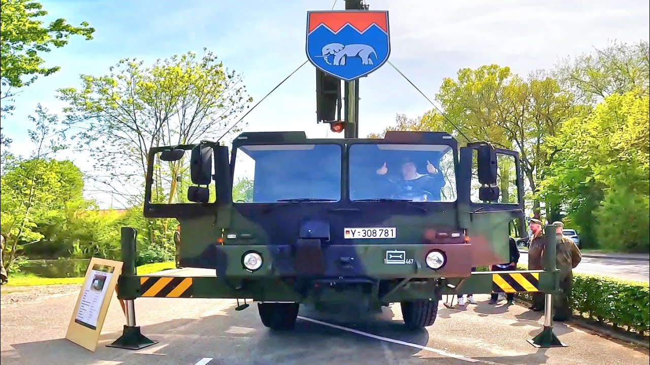 Die Bundeswehr präsentiert ihre Oldtimer Fahrzeug Lkws Unimog beim Oldtimer Treffen Prichsenstadt