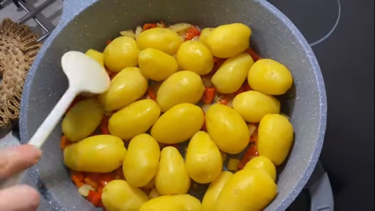 Sjajan ručak iz tave posni krompir samo tako ukusan sa ovim dodatkom povrća🙌