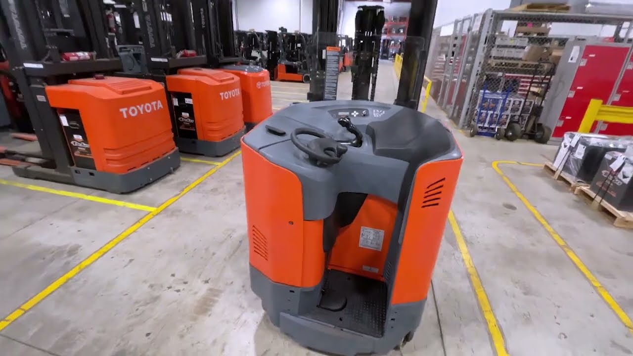 Toyota Reach Truck 9BRU Walkaround Video - Basic Features And Operation Of Particular Model