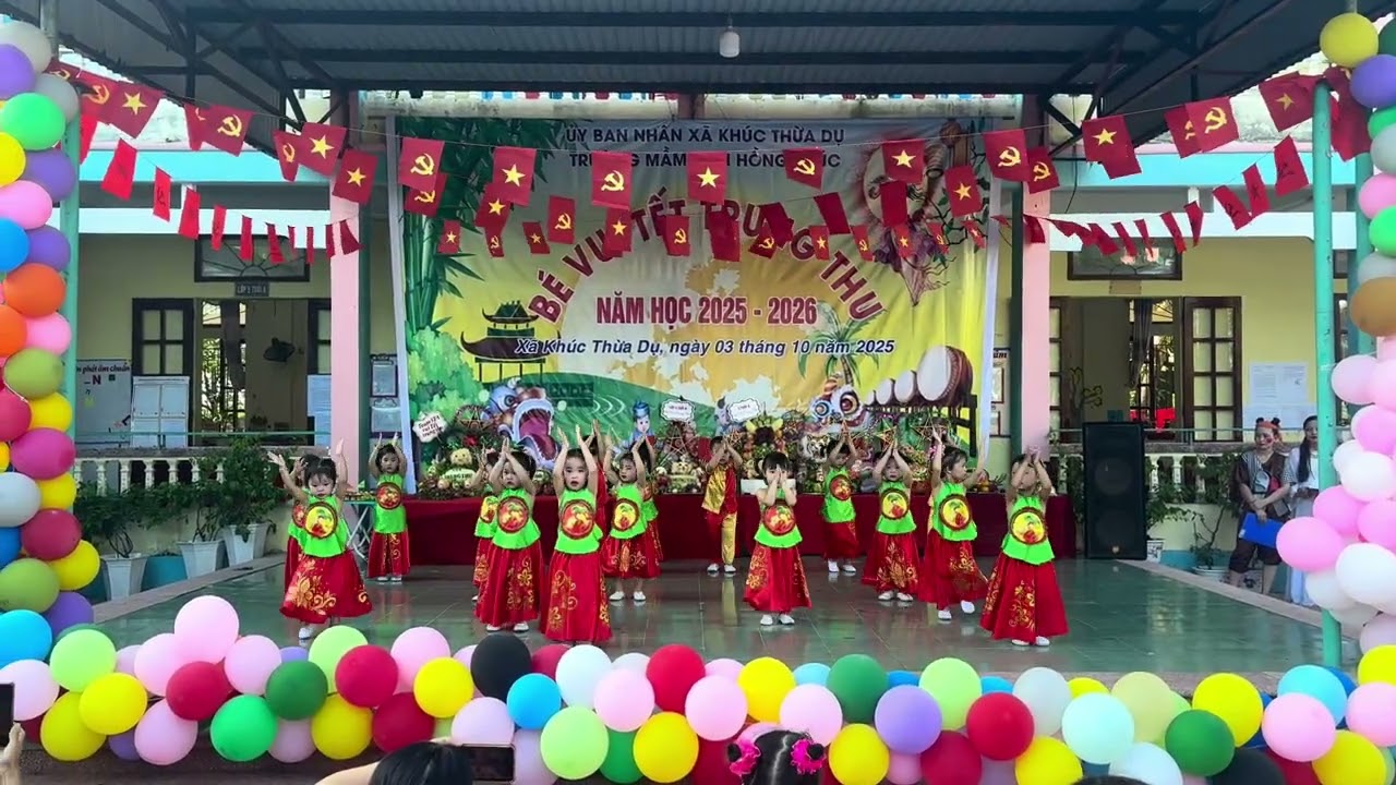Gia Hân 3 tuổi múa Rước đèn tháng 8