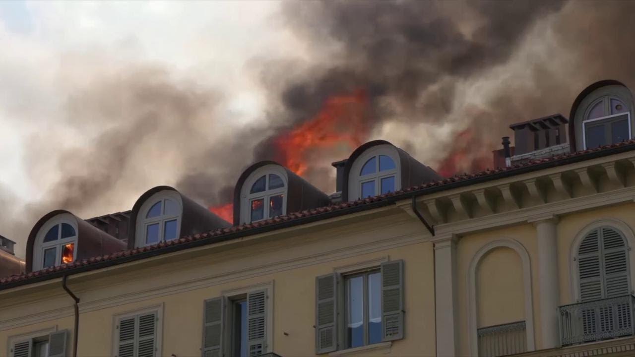 Incendio a Torino, il momento in cui le fiamme si estendono su tutto il tetto dello stabile