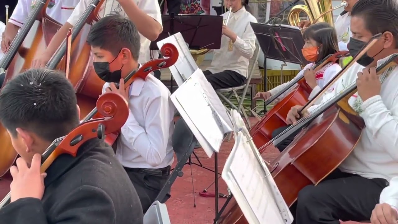 Orquesta sinfónica infantil juvenil Purhepecha de Erongaricuaro en Janitzio