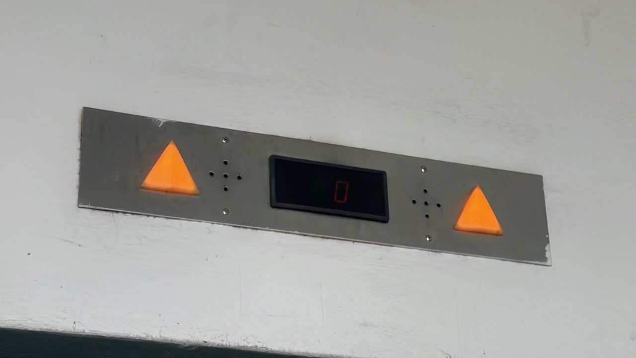Another rare 90s Končar hydraulic lift ~ @ Ul. Dr. Jurja Dobrile 22, Velika Gorica HR