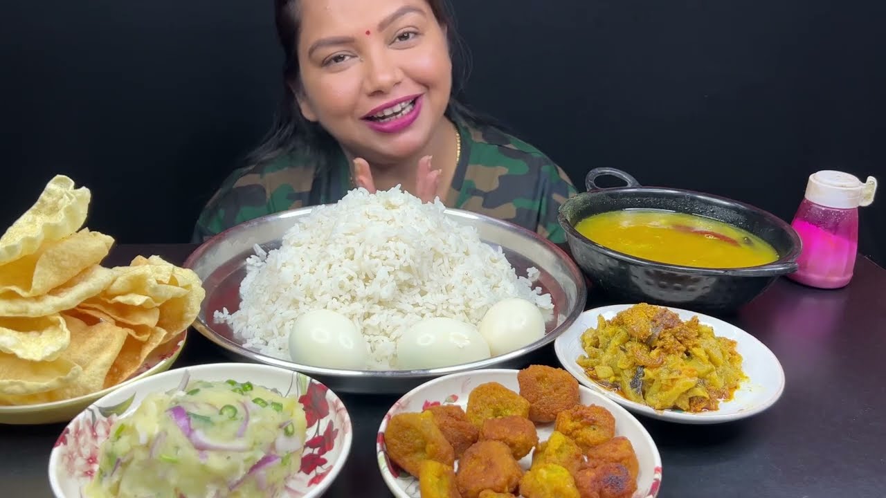 Bigbites, Comfort Food Eating, Rice, Patla Dal, Aluseddho, Peyajposto, Daler bora, Dim seddho।।