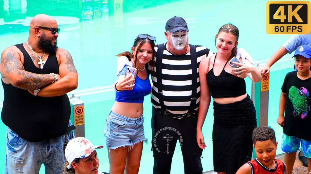 Tom the mime hired a security guard 😂🤣 #tomthemime #seaworldmime #funny #antics #prank
