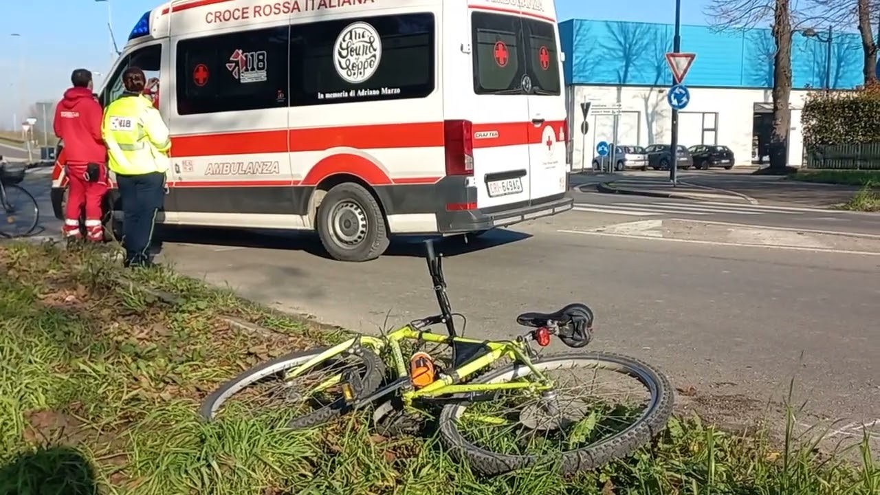 REGGIO EMILIA: SCONTRO AUTO BICI, INSEGNANTE FERITO