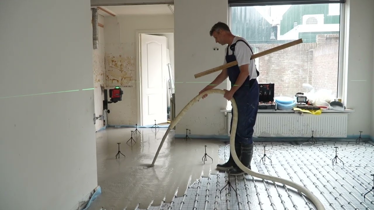 Anhydrietvloer storten over vloerverwarming