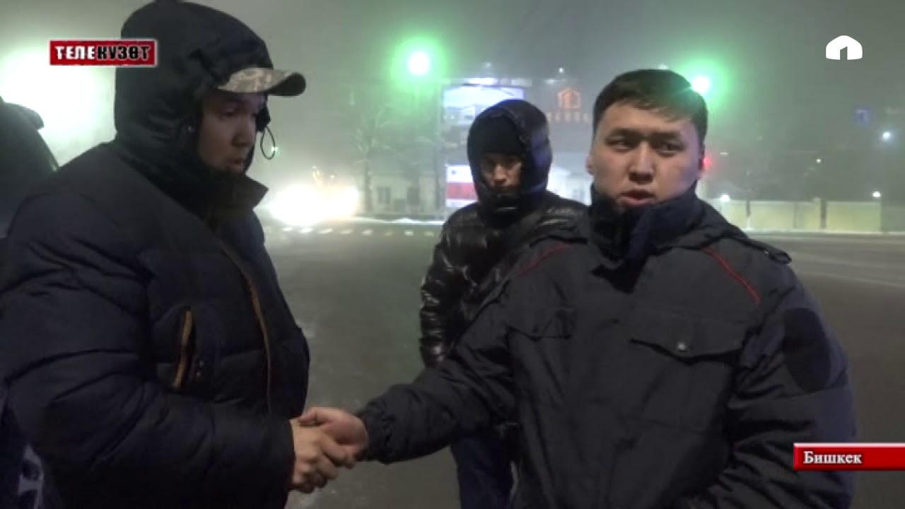Милиция кызматкери достору менен милицияларга  кол салды