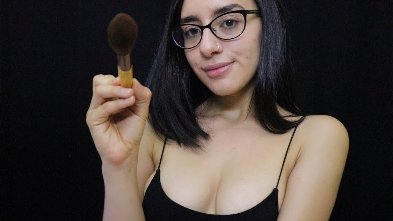 ASMR EN ESPAÑOL - BROCHITAS EN TU CARITA PARA DORMIR