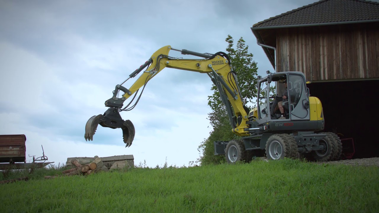 Mobilbagger EW100 und Kompaktbagger EZ80 bei Holzarbeiten und beim Steinelegen