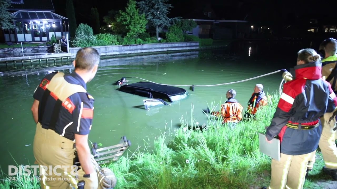 Auto met vier inzittenden raakt te water Zwetkade Noord Wateringen