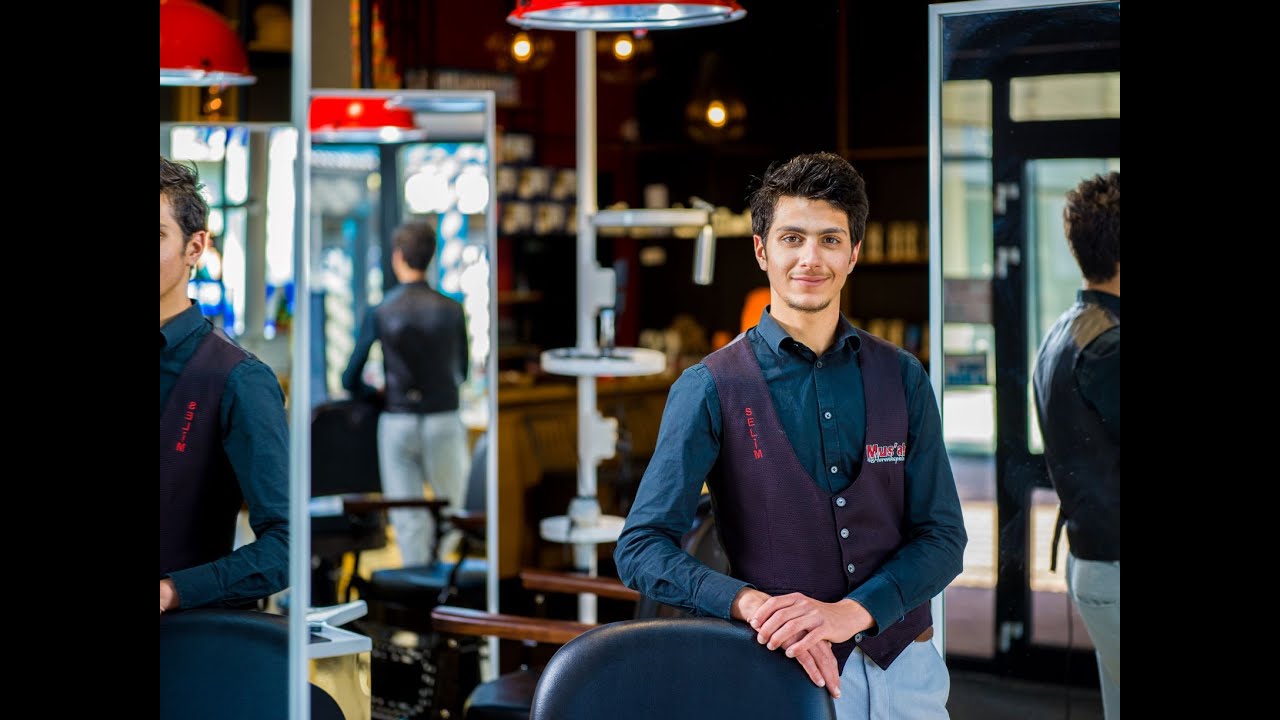 18-jarige Selim runt eigen kapsalon