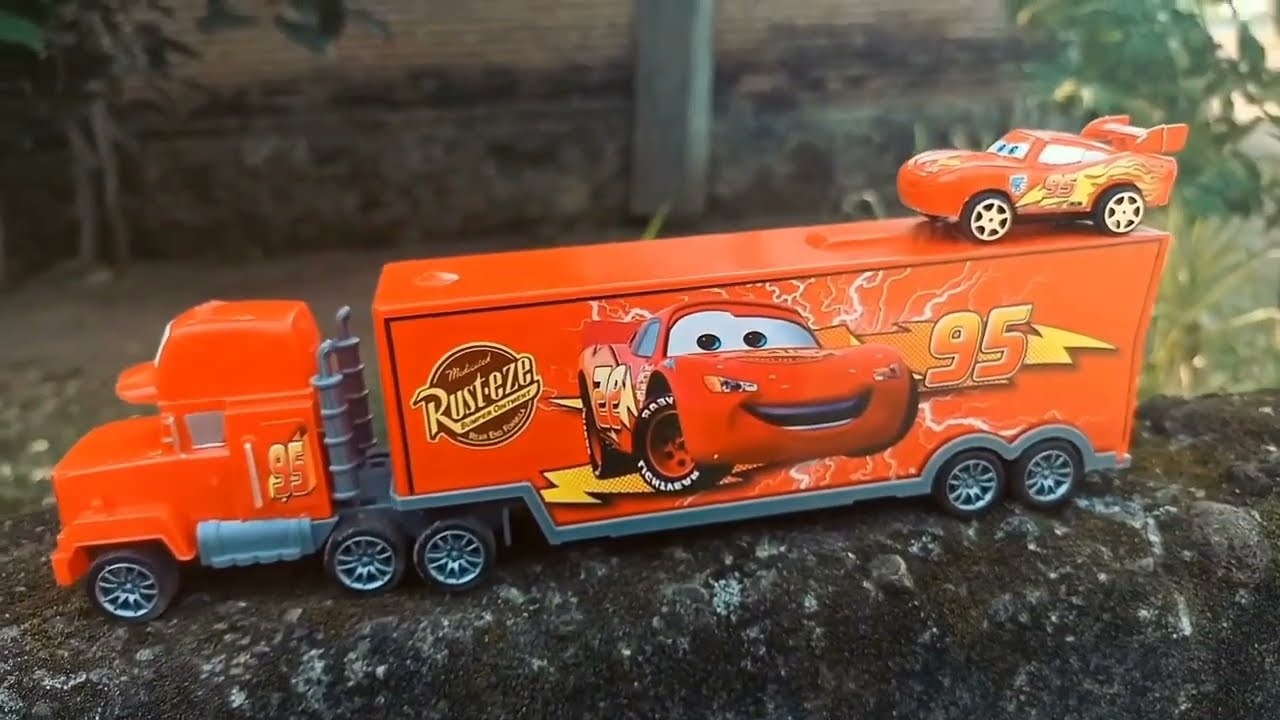 WOW!!! Mencari dan Menemukan Mainan mobil-mobilan McQueen di Halaman Rumah Nenek