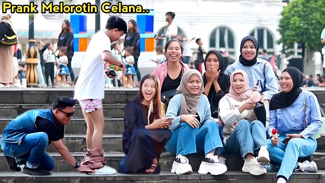 PRANK MELOROTIN CELANA DI DEPAN CEWEK.. AUTO NGAKAK