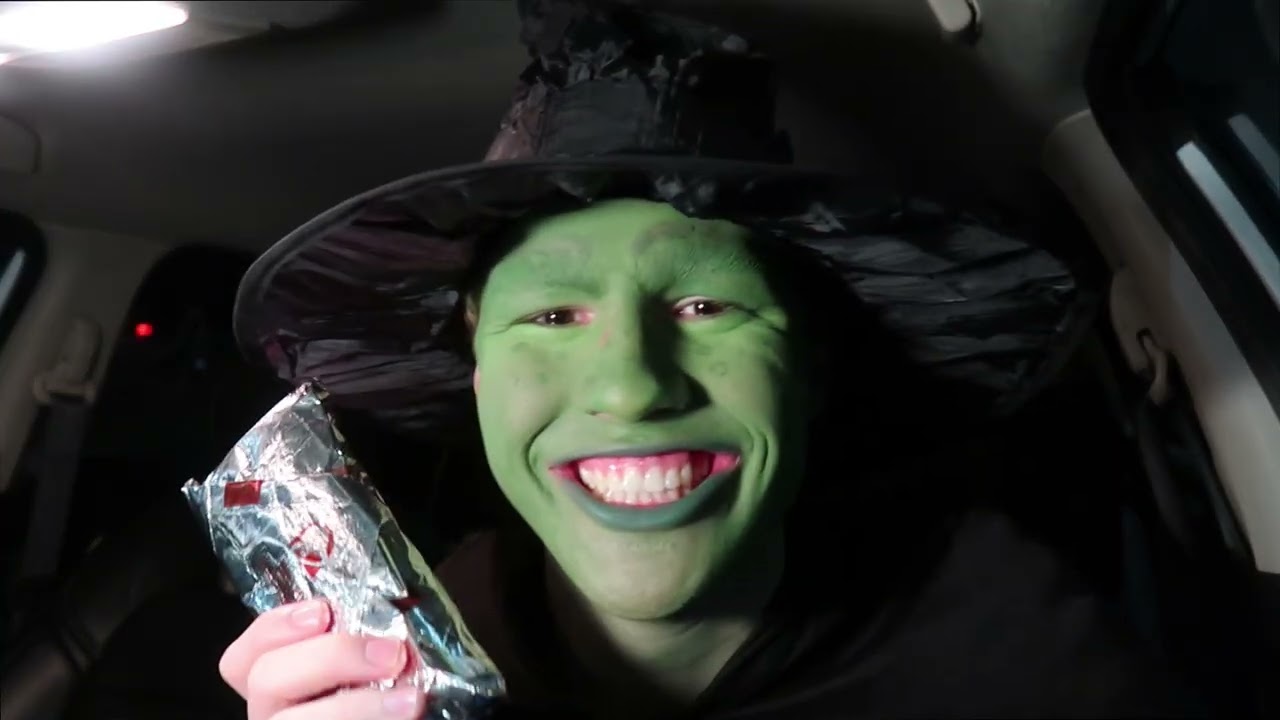 Бросаю вызов гравитации в Taco Bell...(мукбанг от Elphaba Thropp)