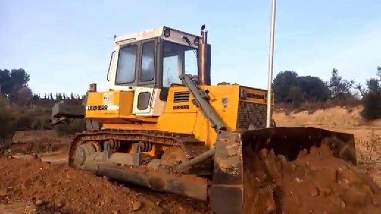 Bulldozer Liebherr pr741c de Excatrans Martínez arreglando vertedero