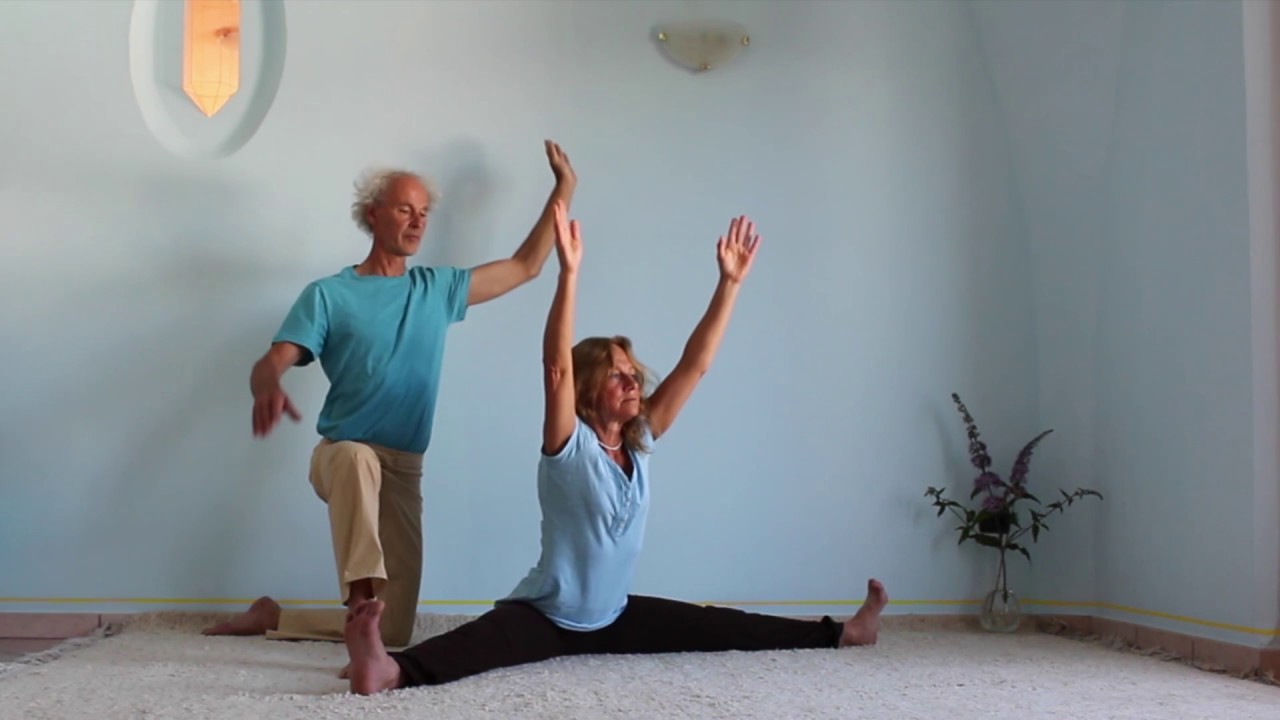 Upavishta konasana - Yoga - distensione ampia  - con correzioni