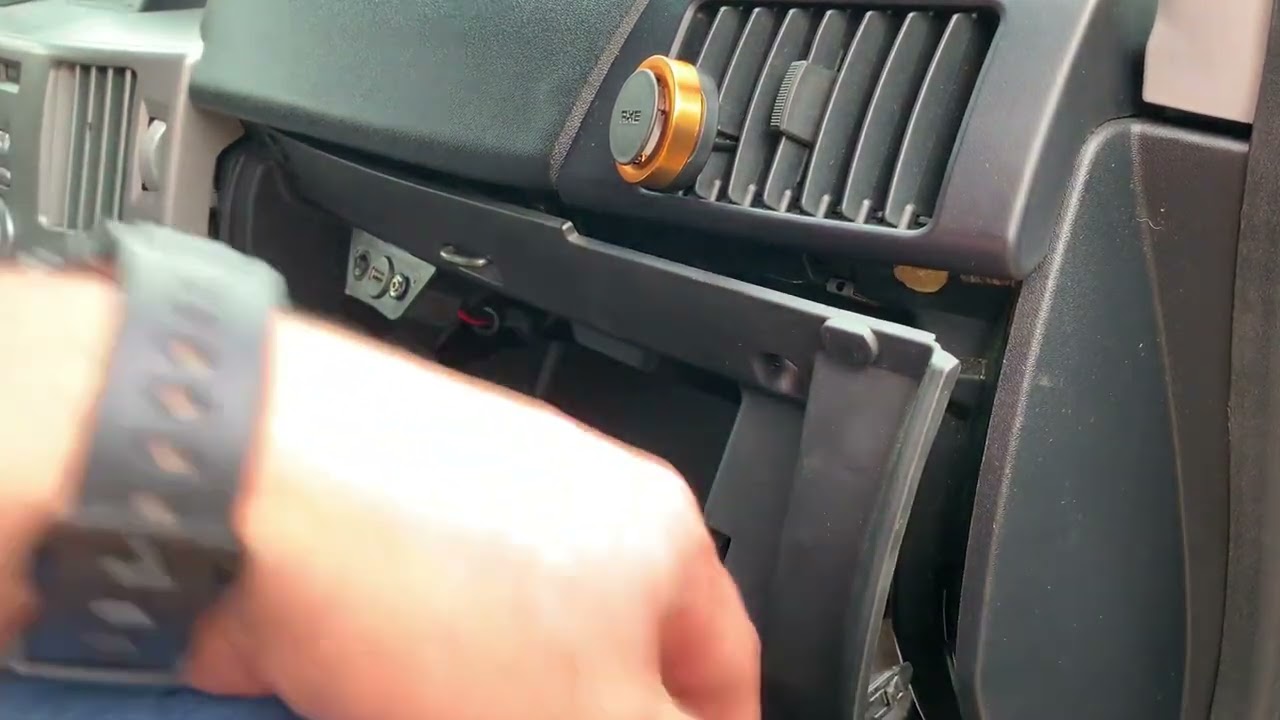 2004 Mitsubishi Endeavor Cabin Air Filter Change.