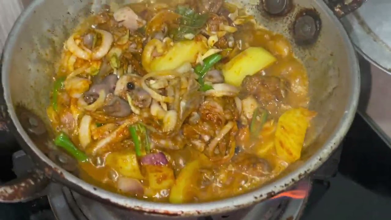 আজ বাসায় দেশী মুরগির মাংস রান্না। 