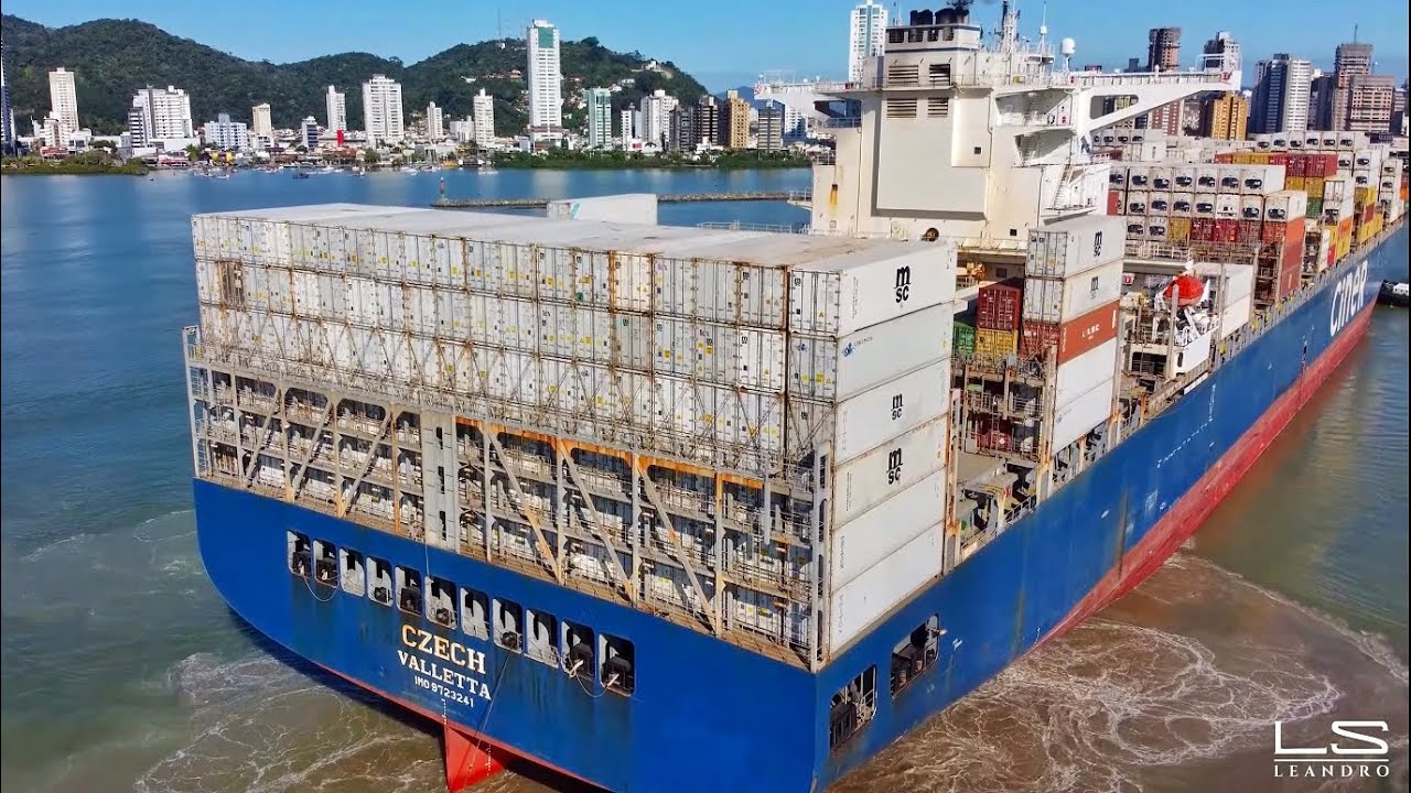 Navio Cargueiro manobrando no canal do Porto de Itaja&iacute;