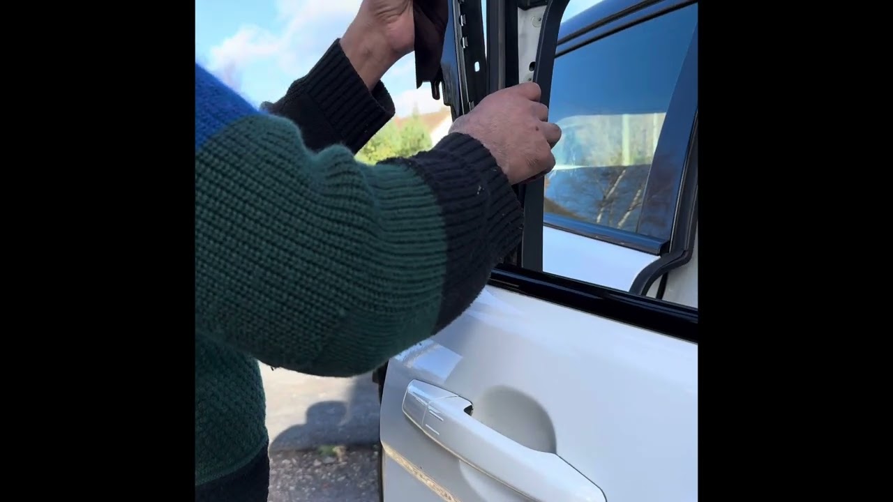 range rover evoque B Piller ( plastic trim)outer trim removal