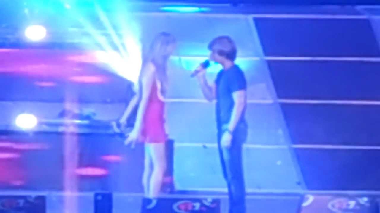 Carlos Baute y Eiza González GC977 (colgando en tus manos) 