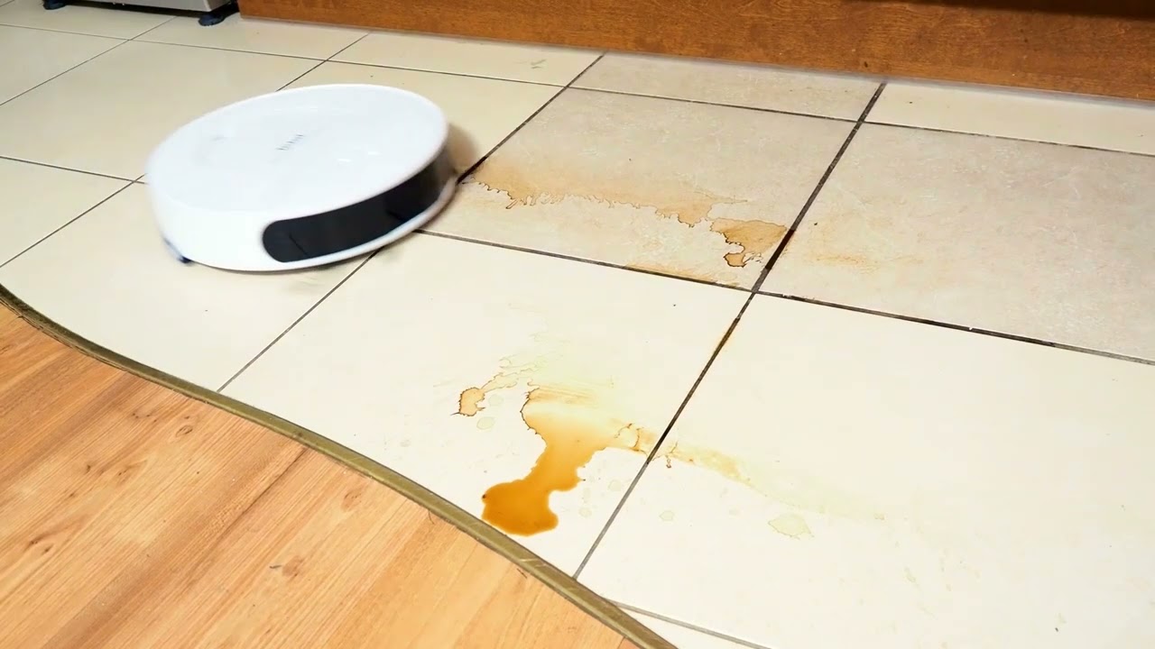 Mopowanie rozlanej kawy robotem sprzątającym Tefal X Plorer 130 AI RG9077