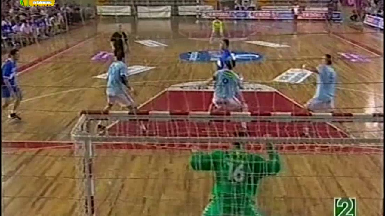 Amago y lanzamiento por arriba de Raúl Entrerrios. Final-IDA Recopa 2004/05 - Ademar-Zagreb.