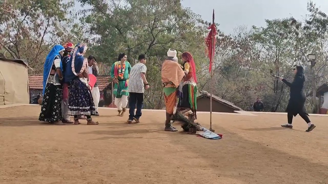 शिल्पग्राम महोत्सव-उदयपुर में भील जनजाति के लोकनृत्य -गवरी की प्रस्तुति।