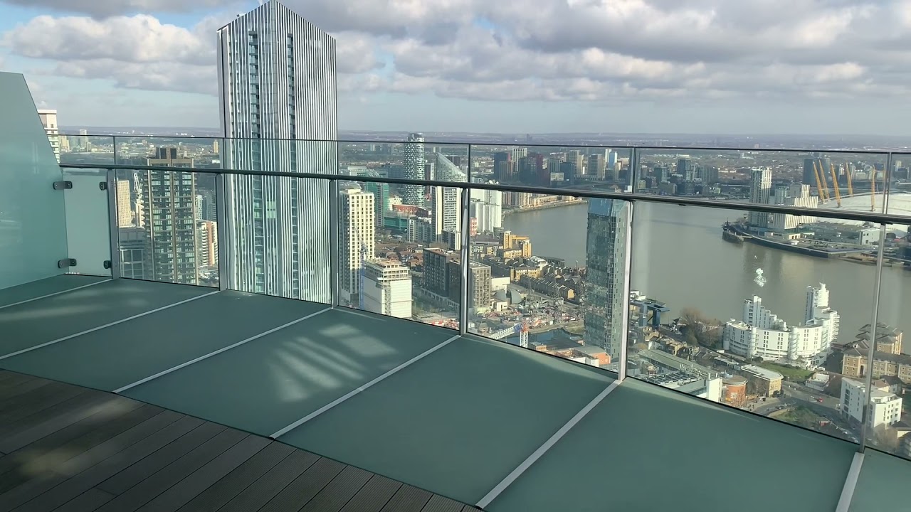 London Canary Wharf E14, 1 bedroom duplex bachelor style apartment with huge terrace for rent.