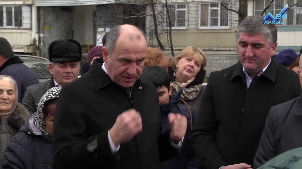 Рашид Темрезов пообещал жителям микрорайона Московский новую детскую площадку