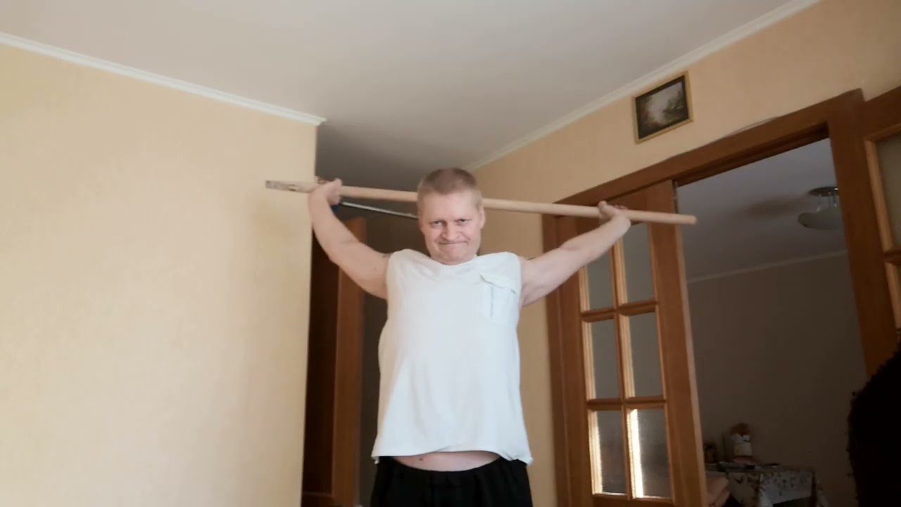 Палкой порастягивал плечи 