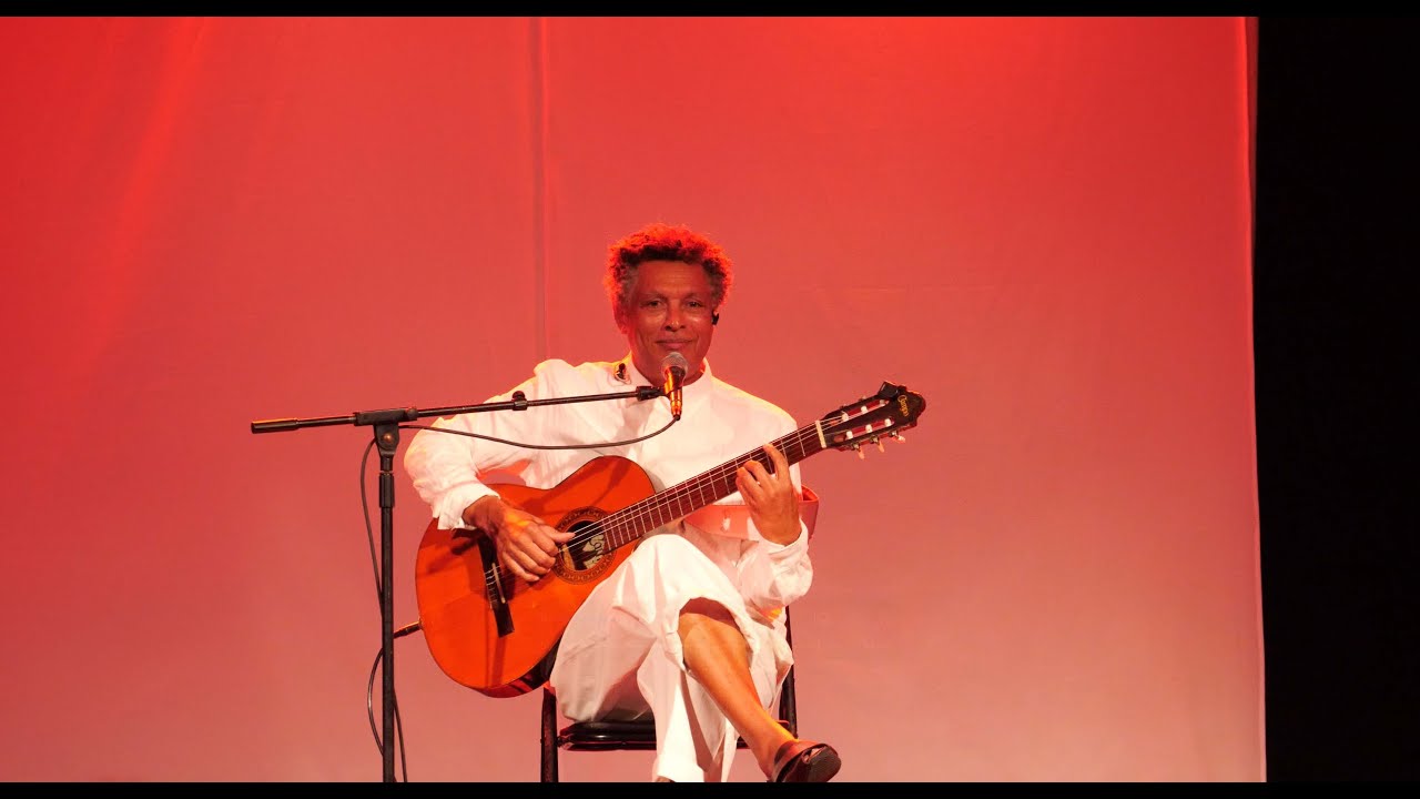 Mario Lucio canta 