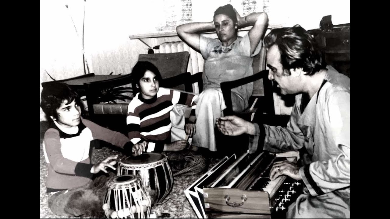 استاد نینواز و احمد ولی زلفت که تاب و دار باشد امشب در حال تمرین سال ۱۹۷۷ شاید به این شکل بار اول