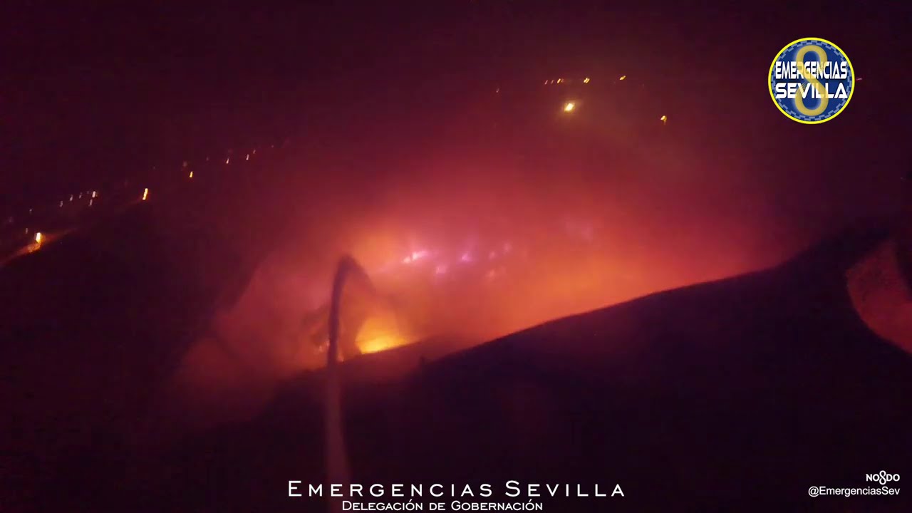Imágenes inéditas: Actuación de Bomberos desde la autoescala en el incendio de una nave industrial
