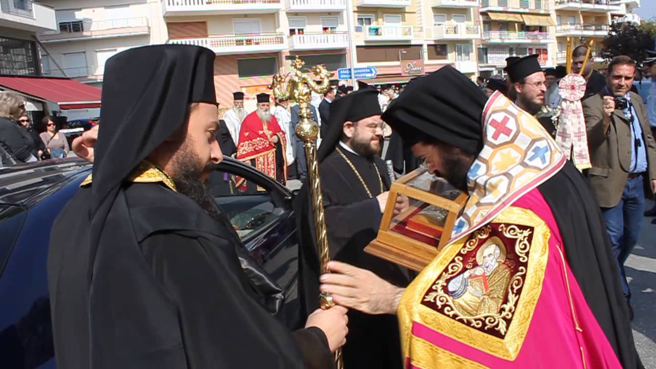 Ο Μητροπολίτης Μαρωνείας και Κομοτηνής παραλαμβάνει το Ιερό Λείψανο