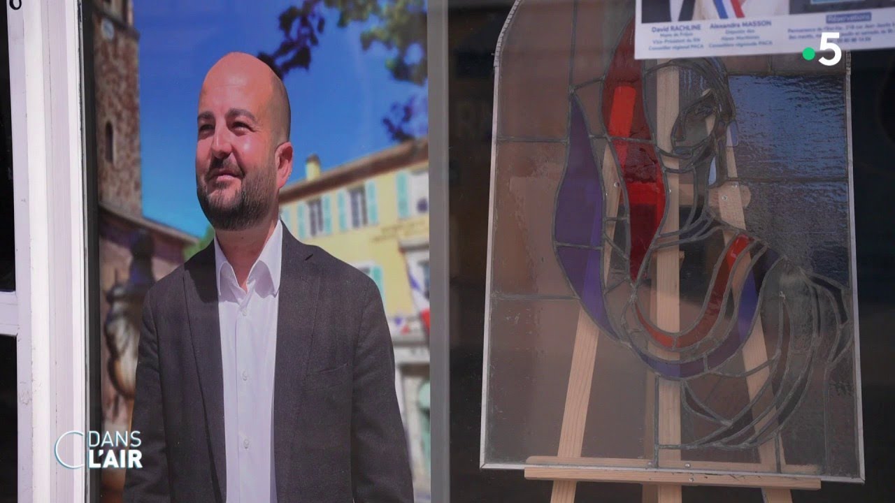 À Fréjus, un livre dénonce la gestion du maire RN David Rachline - reportage #cdanslair 27.11.2023
