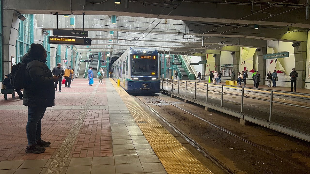 Sound Transit Link Light Rail Evening Rush @ International District/Chinatown 4/18/23