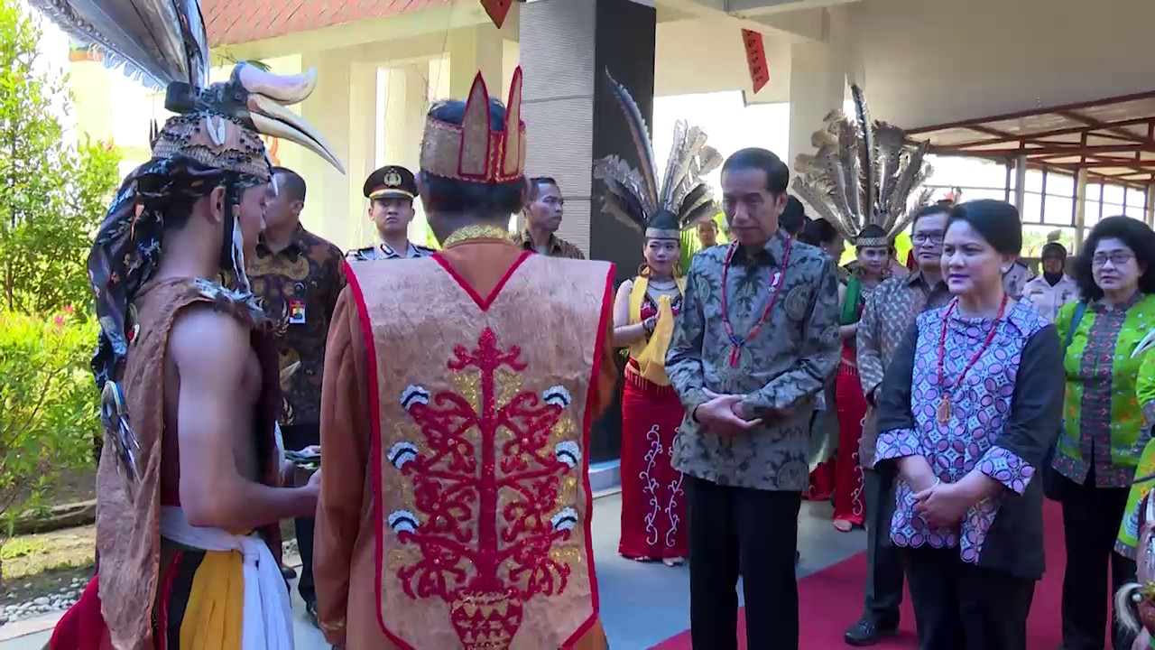Menerima Gelar Adat Dayak Raja Haring Hatungku Tungket Langit, Palangkaraya, 20 Desember 2016