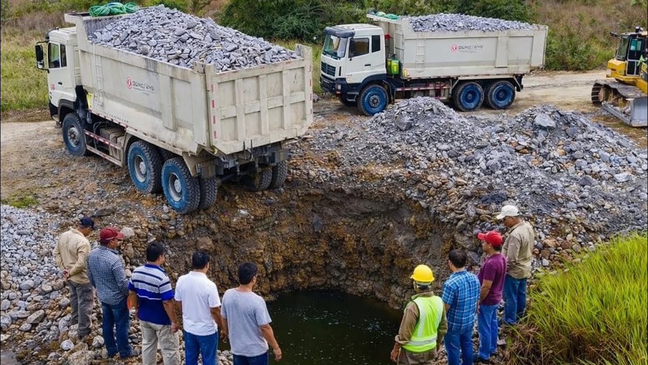 Bulldozer SHANTUI C3 pro Filling stone soil with truck wheel 12 unloading massive project 