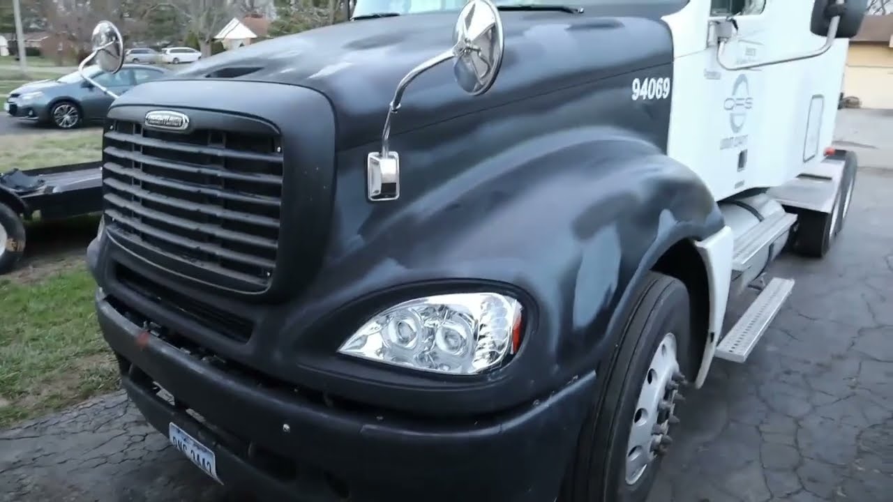 Замена капота на грузовике Freightliner Columbia 2007 года выпуска.