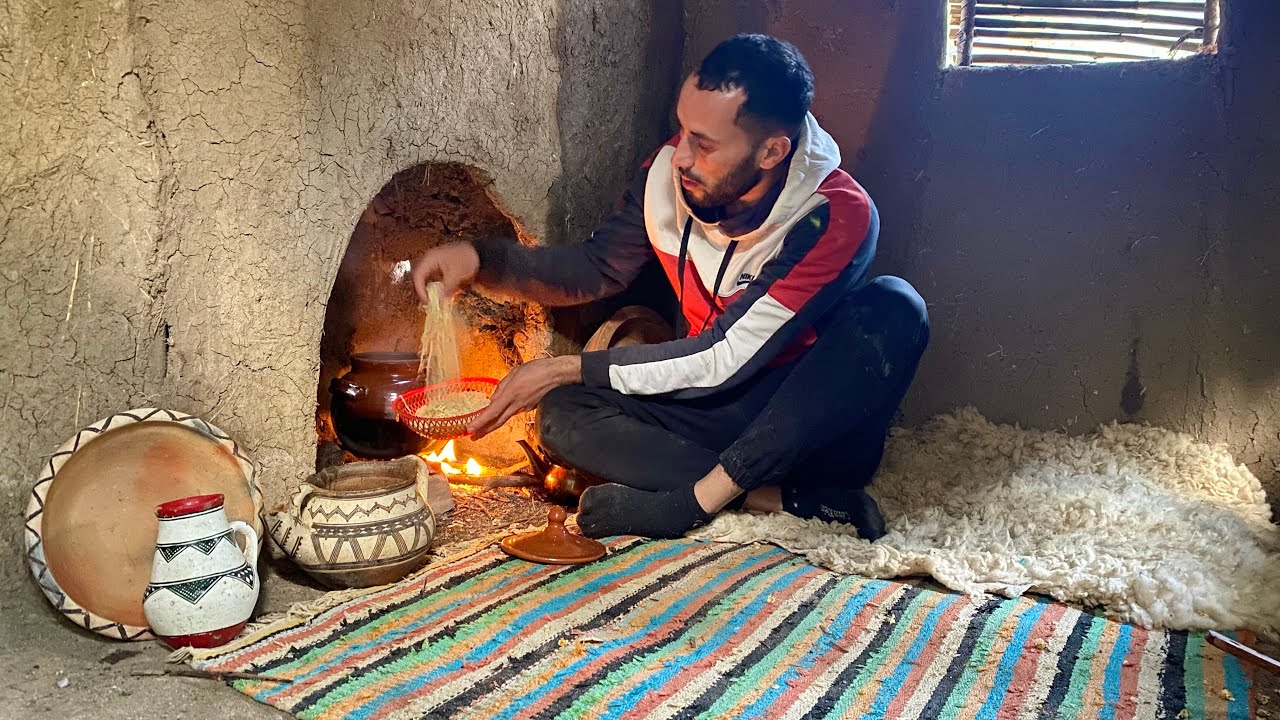 هكدا يعيش سكان الريف في الايام الممطرة والباردة /طبخ حساء المقطعة التقليدي تحت المطر 